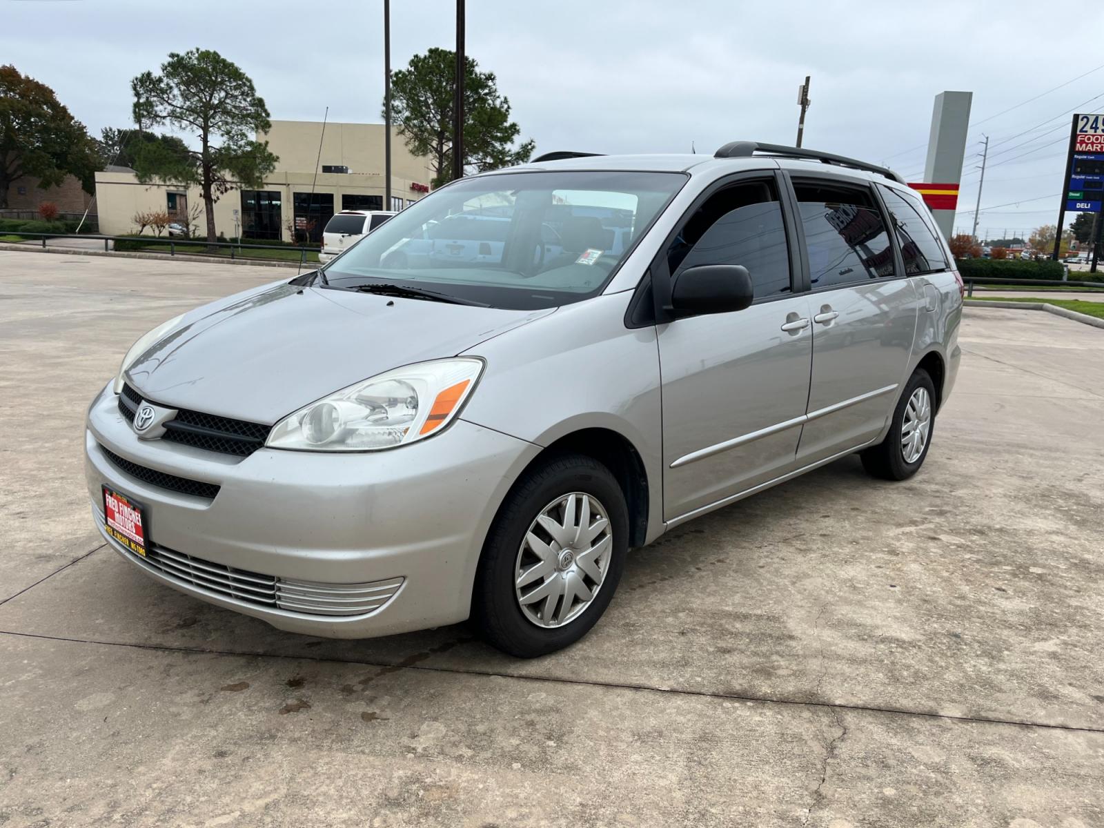 2005 SILVER /gray Toyota Sienna LE - 7 Passenger Seating (5TDZA23C75S) with an 3.3L V6 DOHC 24V engine, 5-Speed Automatic Overdrive transmission, located at 14700 Tomball Parkway 249, Houston, TX, 77086, (281) 444-2200, 29.928619, -95.504074 - Photo #2